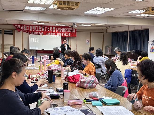 基隆市總工會辦理的「手作針織實作班」，自4月10日至6月5日間，每周四上午9時至下午3時30分舉行，課程由針織專業講師蕭峰芍授課，受到熱烈迴響。（基市府社會處提供／徐佑昇基隆傳真）