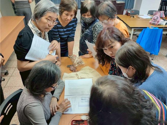 基隆市總工會辦理的「手作針織實作班」，自4月10日至6月5日間，每周四上午9時至下午3時30分舉行，課程由針織專業講師蕭峰芍授課，受到熱烈迴響。（基市府社會處提供／徐佑昇基隆傳真）