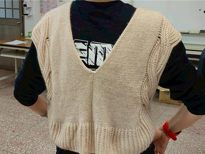 基隆市總工會辦理的「手作針織實作班」，自4月10日至6月5日間，每周四上午9時至下午3時30分舉行，課程由針織專業講師蕭峰芍授課，受到熱烈迴響。（基市府社會處提供／徐佑昇基隆傳真）