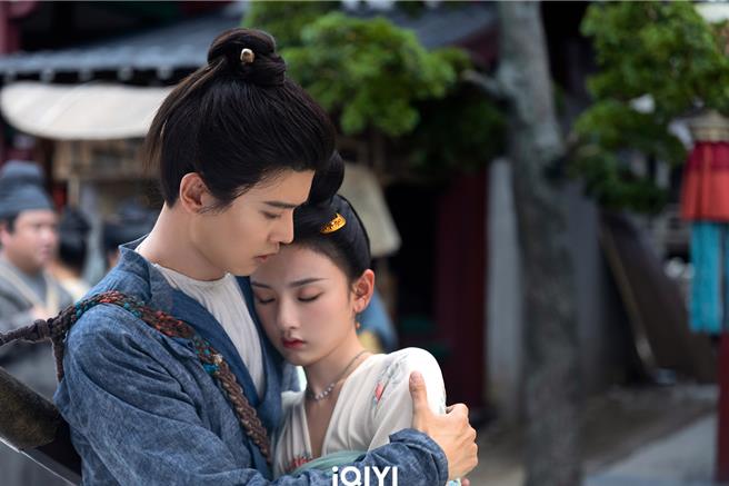 任嘉伦（左起）、宋祖儿合作《无忧渡》有许多玄幻剧情。（iQIYI爱奇艺国际版提供）