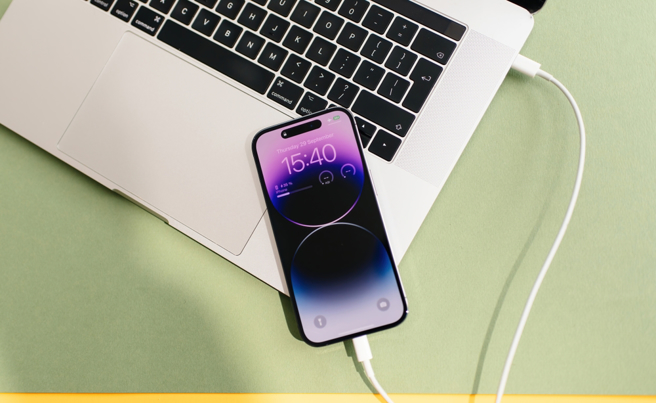 一名女網友iPhone 15才用一年，電池健康度已經掉到84％，大多人都認為這種狀況不正常。（圖：shutterstock／達志）