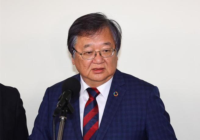 行政院会今（24）拍板「因应国际情势强化经济社会及国土安全韧性特别条例」草案，整体特别条例预算规模上看4100亿元，其中拨补健保200亿元、弱势族群照顾关怀服务170亿元。卫福部长邱泰源表示，200亿元将进入健保安定基金，预计可用于医药品涨价、健保点值稳定等用途。（刘宗龙摄）