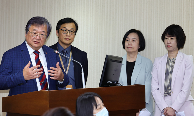 立法院社会福利及卫生环境委员会24日邀请卫生福利部部长邱泰源（左）、农业部次长杜文珍（右二）、行政院经贸谈判办公室副总谈判代表顏慧欣（右）、行政院食品安全办公室主任针对「美猪、美牛进口零关税且如何保障国人食品安全及农民权益」进行专题报告，并备质询。（刘宗龙摄）