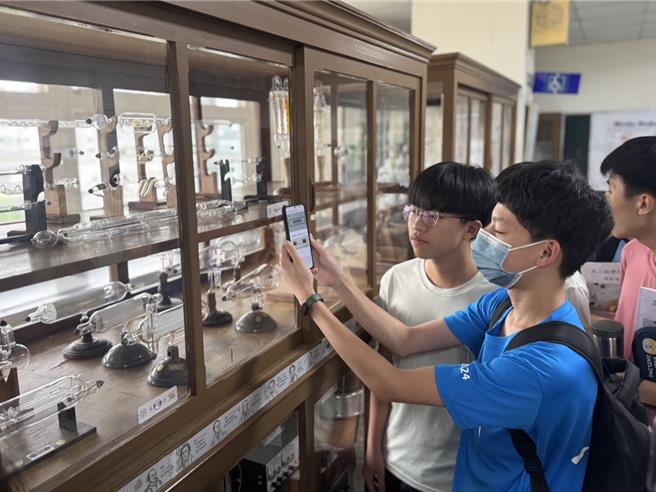 台中一中实验室收藏上百件距今70、80年古董级实验器材，物理科教师赖奕豪去年起展开整理，后又有其他师生加入编撰仪器使用手册，24日展现整理成果。（潘虹恩摄）
