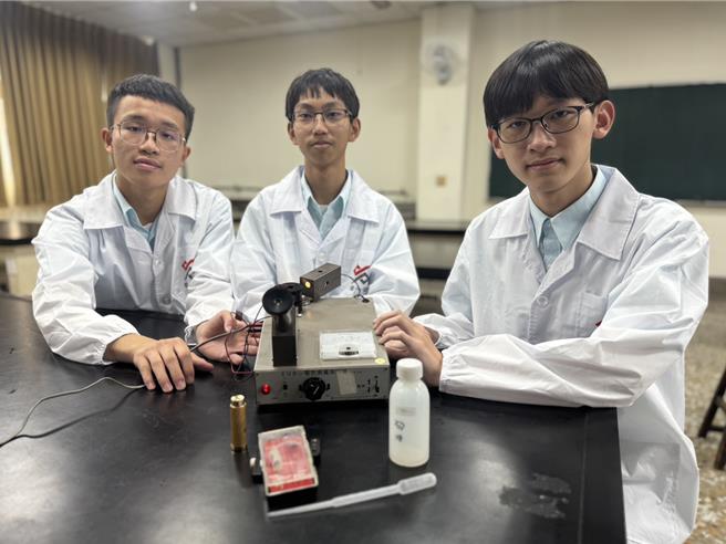 台中一中实验室收藏上百件距今70、80年古董级实验器材，高二学生张培恩（左起）、陈冠玮和许恩与等人进行「密立坎电量测量器」仪器测试与编写仪器操作手册。（潘虹恩摄）
