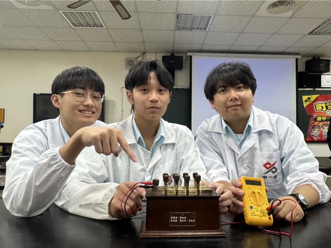 台中一中实验室收藏上百件距今70、80年古董级实验器材，高一学生王胤丞（左起）、陈亮维和翁丞沂等人参与古董仪器「电阻箱」修復。（潘虹恩摄）