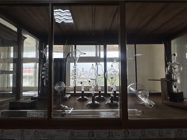 台中一中实验室收藏上百件距今70、80年古董级实验器材，物理科教师赖奕豪去年起展开整理，后又有其他师生加入编撰仪器使用手册，24日展现整理成果。（潘虹恩摄）