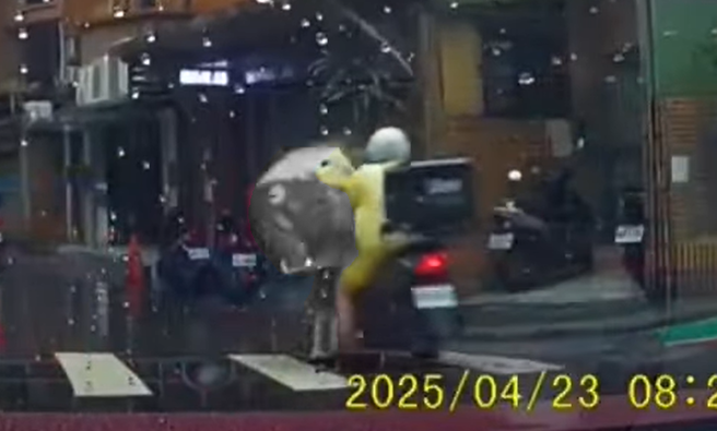 日前台北市内湖区有位男童走斑马线要过马路时，其手上还拿着雨伞，仍被机车撞倒。（图／翻摄自WoWtchout - 地图型行车影像分享平台）