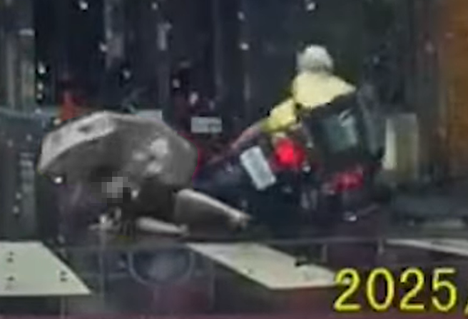 日前台北市内湖区有位男童走斑马线要过马路时，其手上还拿着雨伞，仍被机车撞倒。（图／翻摄自WoWtchout - 地图型行车影像分享平台）