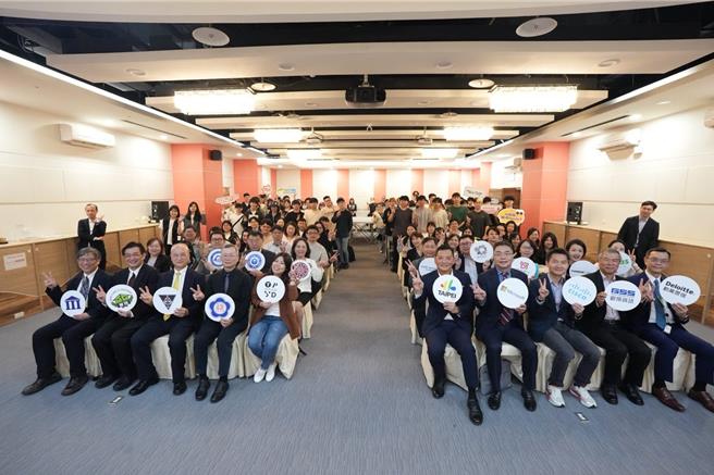 为协助青年顺利衔接职场、缩短学用落差，台北市青年局24日举行「青年以战代训衔接职场计画」启动仪式。（台北市青年局提供／丁上程台北传真）