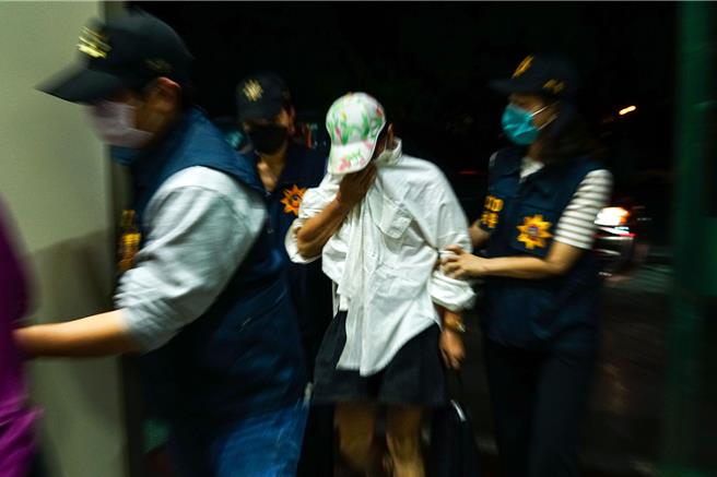 民团「满城封宇」推动罢免民进党宜兰县立委陈俊宇，因涉及死亡连署，国民党宜兰县党部等6处遭检警调搜索，今晚9时12分罢免案领衔人李惠玲以被告身分被带到地检署复讯。（李忠一摄）