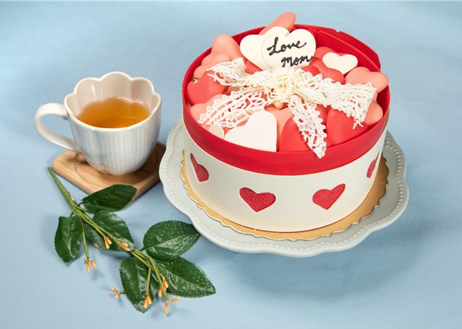 遠百維多麗亞酒店愛心語粉紅冬梅雪藏蛋糕，1280元。（遠百提供）