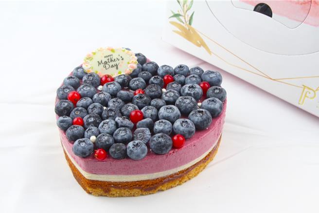 遠百獨家限定－P.f.甜點設計藍莓之心母親節蛋糕，6吋1300元。（遠百提供）