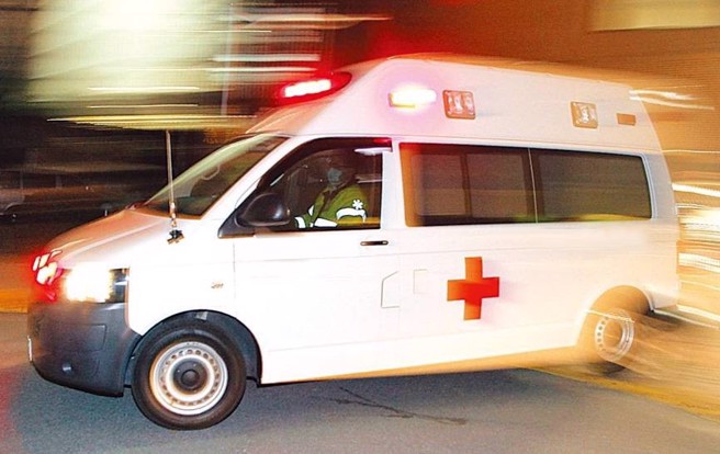 一名20岁男子，今（24）日晚间被发现倒卧在中和区秀朗路三段50巷内某庙前，全身多处刀伤，鲜血直流，意识模糊。（示意图）