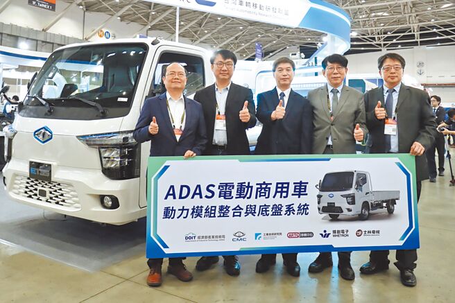 中华汽车与工研院、车辆中心、ICT产业共同打造电动车国家队，中华车总经理曾鑫城（中）亲自介绍ET35关键零件。图／业者提供