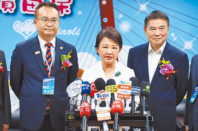 苗栗县长锺东锦（右）23日公开表态，支持台中市长卢秀燕（中）参选国民党主席。（台中市府提供／陈淑娥台中传真）