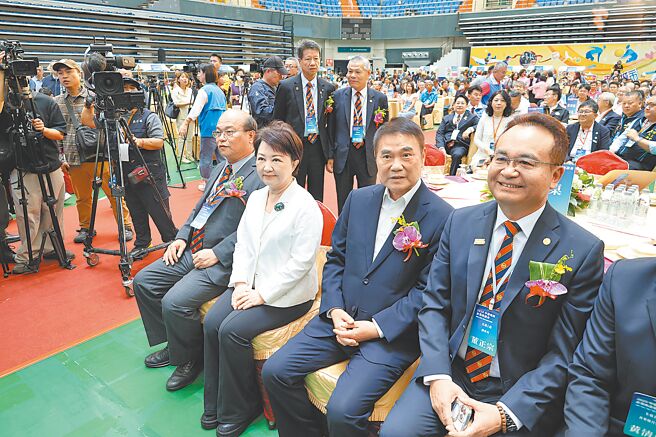 由苗栗县主办「2025中部企业座谈会」23日在苗栗市巨蛋体育馆登场，苗栗县长锺东锦（前排右二）、台中市长卢秀燕（前排左二）以及千名企业代表，聚焦产业交流等4大核心提出对策。（谢明俊摄）