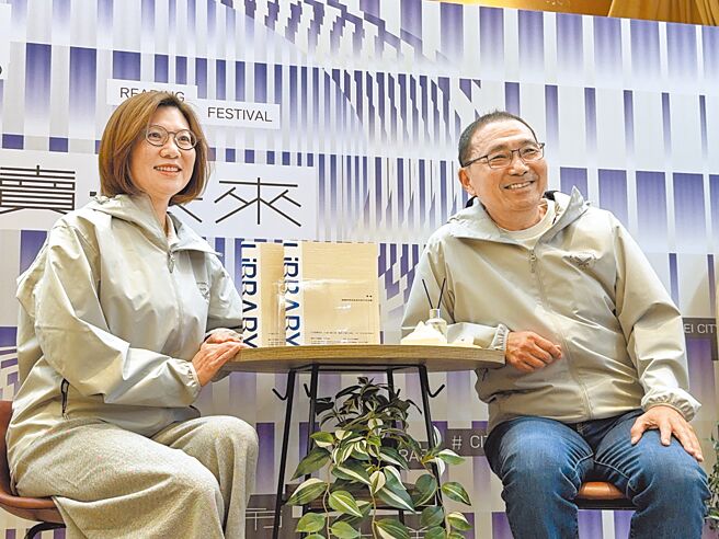 新北市長侯友宜（右）23日宣布祕書處長饒慶鈺（左）將離開市府團隊，並祝福她「前程無可限量，人生更美麗」。（柯毓庭攝）