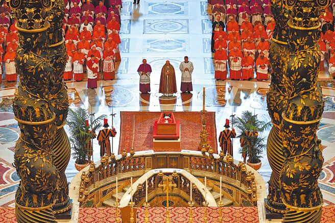 天主教教宗方济各遗体移至圣伯多禄大教堂供信徒瞻仰，首日已有上万群眾前来现场。（路透）