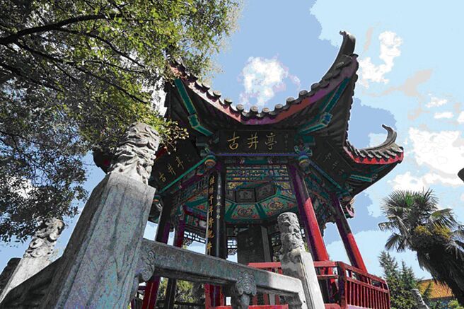 古井鎮為名的那口古井，至今仍保存在古井貢酒集團的酒廠裡。（林洛安攝）