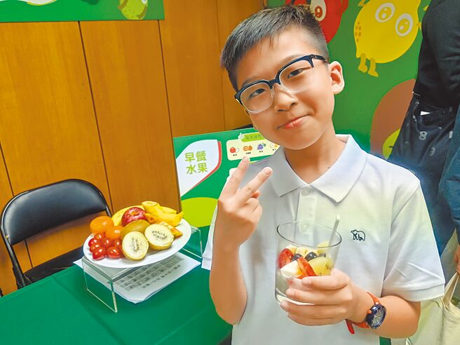 根据国健署调查，台湾7到12岁学童只有6.4％达到「每日两份水果」的建议摄取量。董氏基金会呼吁「每日两份水果 从早餐开始」，每份水果约是自己的拳头大小，早餐可吃1到2份，搭配乳品、豆浆或优格。（王家瑜摄）