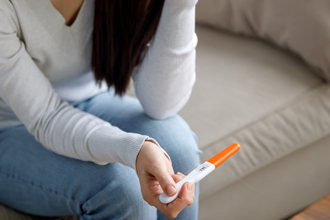 清垃圾桶驚見「兩條線」驗孕棒  公公意外揪出媳婦偷吃小王