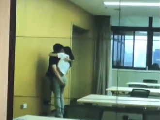 陆国企男女办公室激情热吻「直播传送」总控中心！网炸锅：铁饭碗好