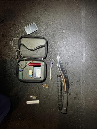 毒驾男殴女友肇逃遭鸣枪拦截 车内起出毒品与刀械