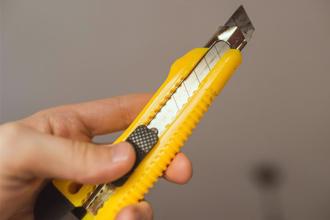 男大生不滿考試成績「拿美工刀」威脅老師！同學嚇壞報警