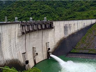 备战梅雨、颱风季 翡翠水库25道闸门测试完成