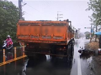 桃園死亡車禍！55歲男騎車鑽縫隙自摔 遭曳引車輾壓不治