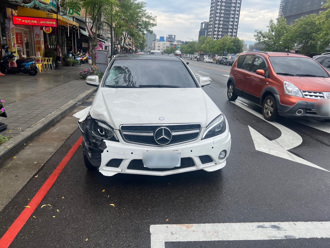 台中驚悚車禍！婦人快衝斑馬線  賓士車高速撞飛當場身亡