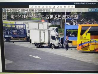 國道1西螺服務區連環撞！ 小貨車駕駛受困腿傷送醫