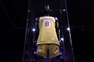 NBA》布莱恩「初登场战袍」拍出2.27亿！价值暴涨60倍成史上第4贵