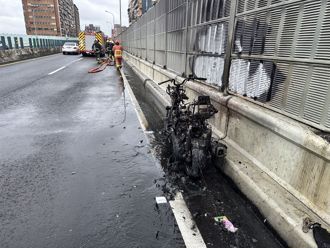 台64線火燒車！重機騎到一半「突斷電冒煙」 燒到剩骨架