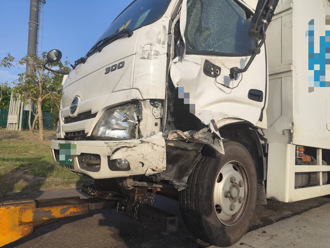 國1南向連環撞！小貨車變換車道不當 釀4車追撞1女送醫