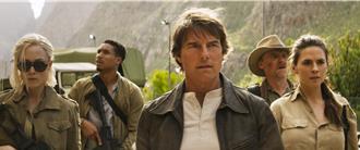 阿湯哥高空攀機翼驚險畫面曝光！ 劇組前進北極實景拍攝全員凍僵