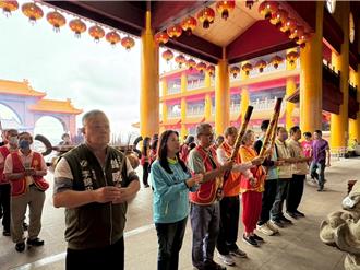 端午關懷經費缺5成 華山長輩持4尺龍香祈福