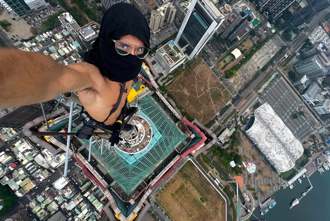 法極限網紅攻頂高雄85大樓自拍！站塔尖環景俯視 警怒：已犯2罪