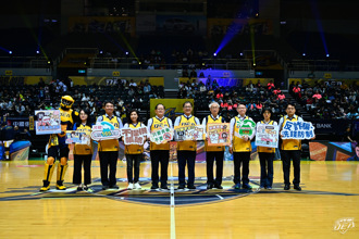 TPBL》法務部長鄭銘謙為中信特攻開球 號召球迷齊心協力打詐反毒防洗錢