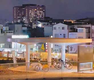 高雄車站天棚 竟成卡拉OK舞台