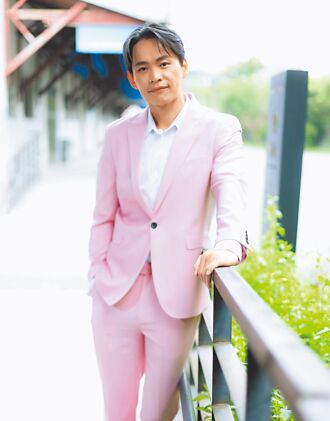 黃鐙輝淚崩憶癌父 傳承正直善良育兒