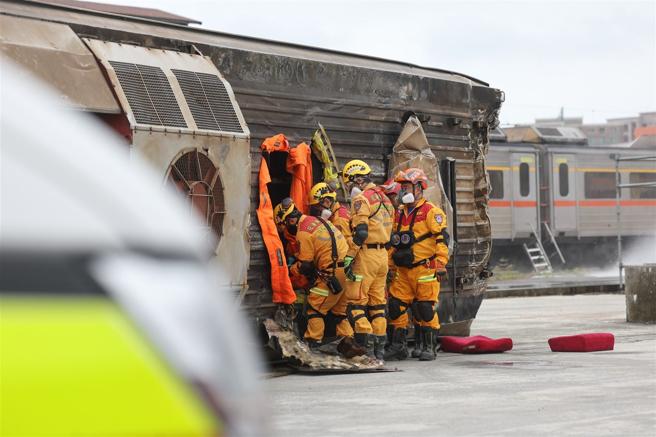 花蓮縣政府昨日辦理2025城鎮韌性演習，其中，在花蓮車站前執行「戰時關鍵基礎設施暨大量傷患搶救演練」，模擬飛機失事波及行駛列車，造成人員傷損情事，由縣府消防局即時調派消防、特搜處理，迅速排除狀況，有效驗證地方政府各項戰災應處機制。
（記者黃迪明攝）