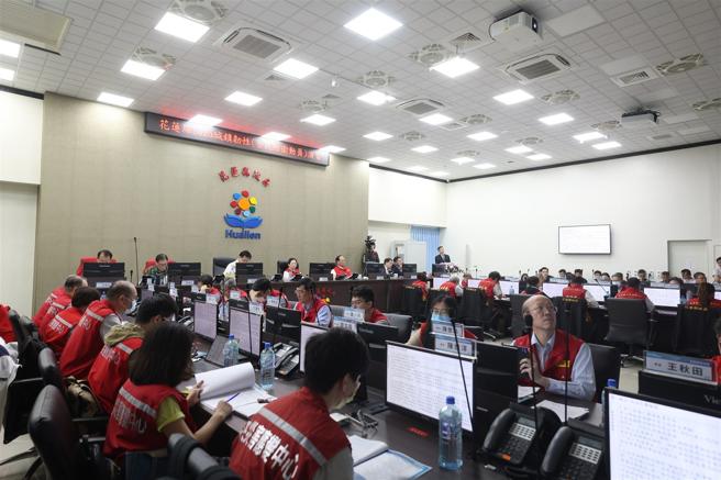 兵棋推演於花蓮縣消防局災害應變中心舉行，由花蓮縣長徐榛蔚任指揮官。（記者黃迪明攝）