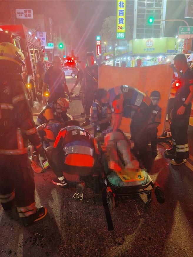 香舖老闆夫婦被救出時已無呼吸心跳，送醫宣告不治，（讀者提供／曹婷婷台南傳真）