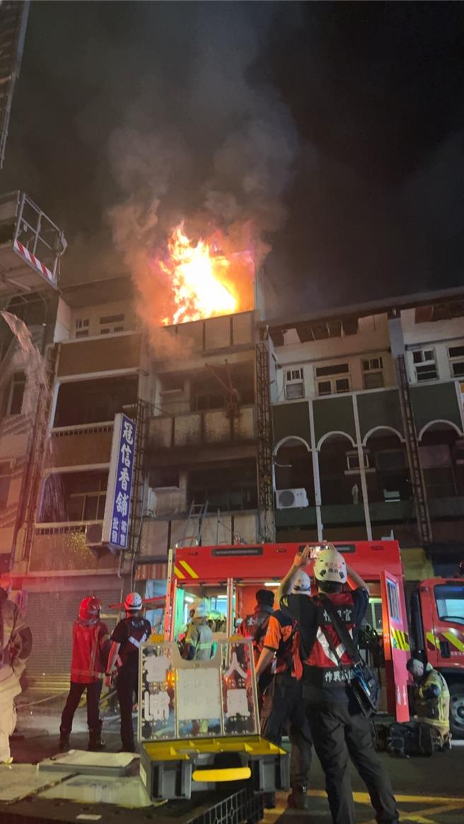台南北區一家香舖凌晨大火，老闆夫婦不幸身亡。（讀者提供／曹婷婷台南傳真）