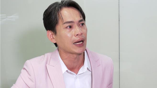 黃鐙輝想起爸爸,一時控制不住情緒。(王紹羽攝)