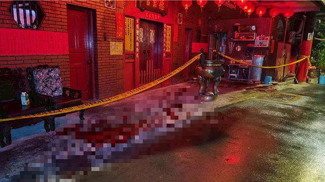 42岁谢姓男子24日晚间10时许，被发现身中多刀，倒卧在新北市中和区「德玄宫」前。（民眾提供）