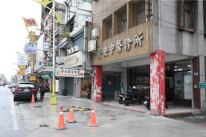 花莲高商周边人行道改善工程近期有民眾反映，频繁有车辆违规停放于未施工完毕的人行道上。（花莲市公所提供／王志伟花莲传真）