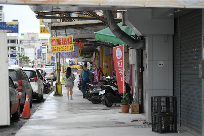 花莲市区多处人行道「拓宽」后，民眾安心通行，但却也「压缩」市区车道宽度，引发讨论。（花莲市公所提供／王志伟花莲传真）